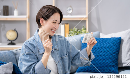 リビングでスマホを持つ女性　応援 133396131