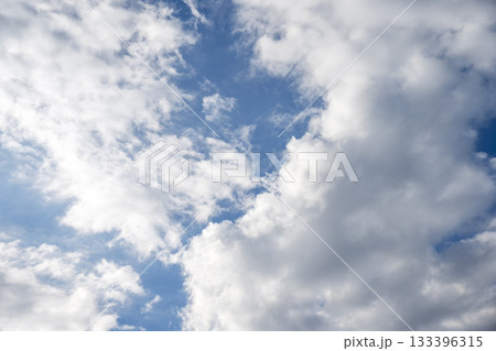 秋の空 青空 晴れ 空だけ 秋 11月 イメージ 【神奈川県】 133396315