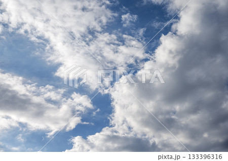 秋の空 青空 晴れ 空だけ 秋 11月 イメージ 【神奈川県】 133396316
