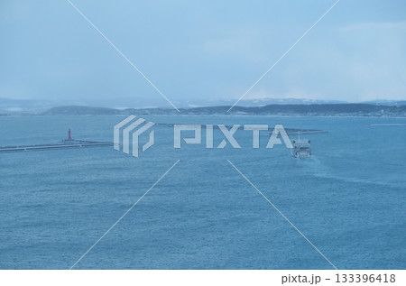 稚内から利尻島に向かうフェリー　北海道 133396418