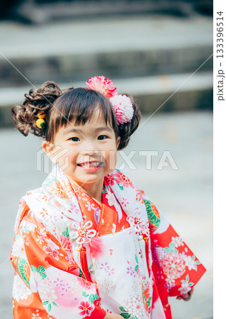 七五三でお参りをする女の子 七五三でお参りをする女の子 133396514