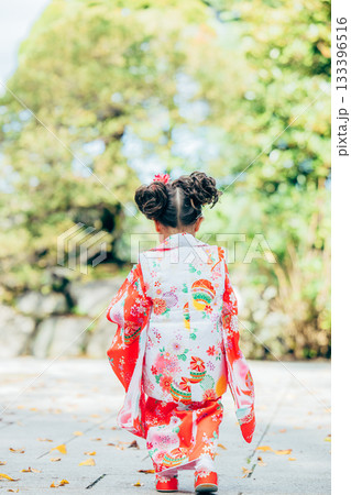 七五三でお参りをする女の子 七五三でお参りをする女の子 133396516