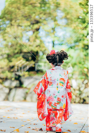 七五三でお参りをする女の子 133396517
