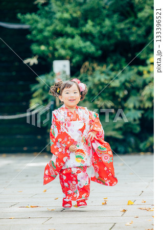 七五三でお参りをする女の子 133396521