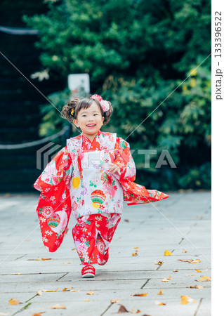 七五三でお参りをする女の子 七五三でお参りをする女の子 133396522