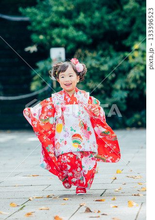 七五三でお参りをする女の子 七五三でお参りをする女の子 133396523