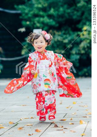 七五三でお参りをする女の子 133396524