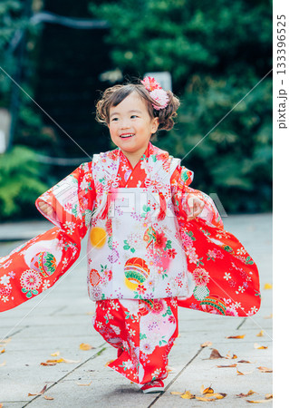 七五三でお参りをする女の子 七五三でお参りをする女の子 133396525