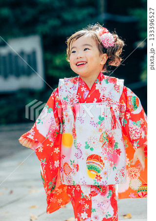 七五三でお参りをする女の子 133396527
