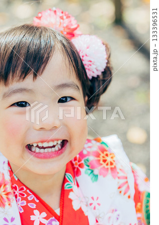 七五三でお参りをする女の子 七五三でお参りをする女の子 133396531