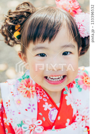 七五三でお参りをする女の子 133396532