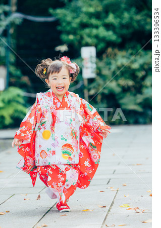 七五三でお参りをする女の子 133396534