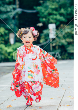 七五三でお参りをする女の子 七五三でお参りをする女の子 133396535