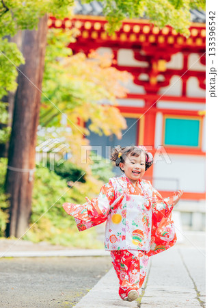 七五三でお参りをする女の子 七五三でお参りをする女の子 133396542