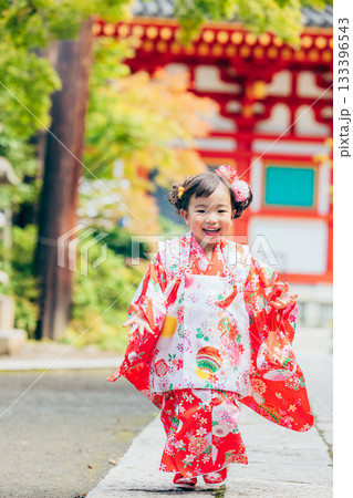 七五三でお参りをする女の子 133396543