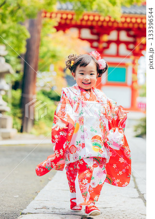 七五三でお参りをする女の子 133396544