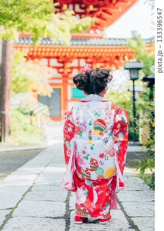 七五三でお参りをする女の子 七五三でお参りをする女の子 133396547