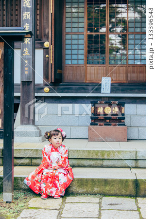 七五三でお参りをする女の子 133396548
