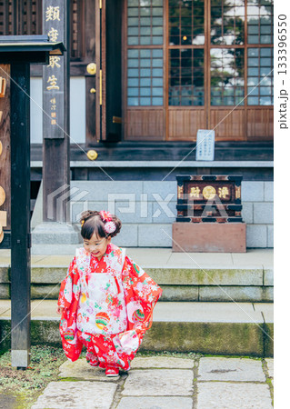 七五三でお参りをする女の子 133396550
