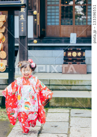 七五三でお参りをする女の子 133396551