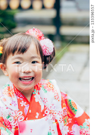 七五三でお参りをする女の子 七五三でお参りをする女の子 133396557