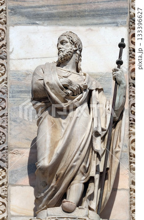 Apostle, statue on the facade of the Milan Cathedral, Duomo di Santa Maria Nascente, Milan, Lombardy, Italy Apostle, statue on the facade of the Milan Cathedral, Duomo di Santa Maria Nascente, Milan, Lombardy, Italy 133396627