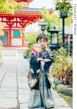 着物で七五三のお参りをする男の子 133397011