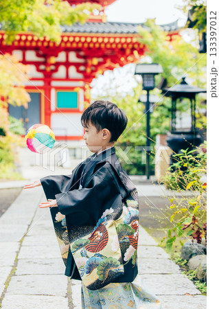 着物で七五三のお参りをする男の子 着物で七五三のお参りをする男の子 133397012