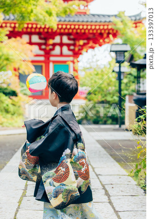 着物で七五三のお参りをする男の子 着物で七五三のお参りをする男の子 133397013