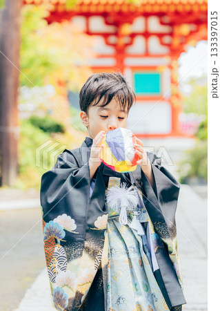 着物で七五三のお参りをする男の子 133397015