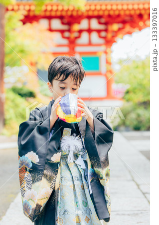 着物で七五三のお参りをする男の子 133397016