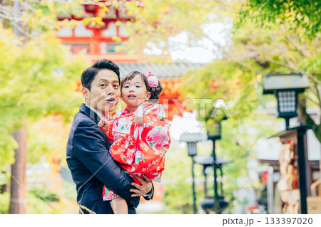 七五三　娘とパパ 133397020