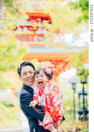 七五三　娘とパパ 133397023