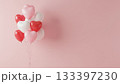 赤・白・ピンクのハート型バルーンとピンクの壁 133397230