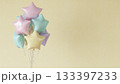 パステルカラーの光沢ある星型バルーンの束 133397233