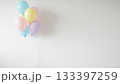 パステルカラーの風船の束と広い白い壁 133397259