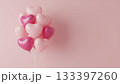 ピンクの濃淡のハート型バルーンとピンクの無地の壁 133397260