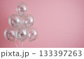 ラメ入り透明風船とピンクの壁 133397263