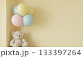 黄色い壁の部屋の隅で風船を持つテディベア 133397264