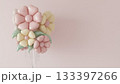 花の形をした風船の束とピンクの壁 133397266