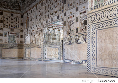 Mirror Palace at Amber Fort in Jaipur, Rajasthan, India Mirror Palace at Amber Fort in Jaipur, Rajasthan, India 133397359