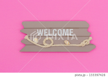 ピンク背景の「WELCOME」木の看板 133397428