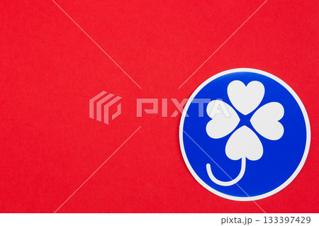 赤背景　身体障害者標識マーク 133397429