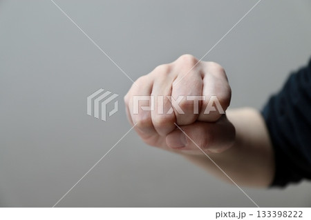 殴りかかろうとしている右手　虐待イメージ 133398222