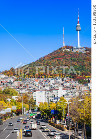 秋のソウル　南山タワーと緑莎坪大路のイチョウ並木　※一部ソフトフォーカス 133398950