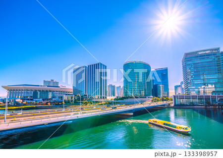 日本の横浜都市景観 新景。賑わうKアリーナやヒルトン横浜、水上バス、水面の煌めき…新時代へ、希望の光 133398957