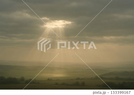 雲間から光が差し込む静かな風景 133399167