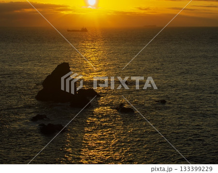 朝日を浴びる大王崎沖のゴリラ岩 朝日を浴びる大王崎沖のゴリラ岩 133399229