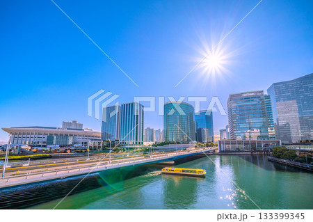日本の横浜都市景観 新景。賑わうKアリーナやヒルトン横浜、水上バス、水面の煌めき…新時代へ、希望の光 133399345