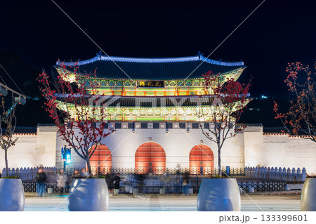 ソウル　ライトアップされた光化門 133399601